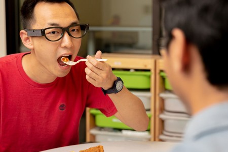 student eats while wearing fitbyte device